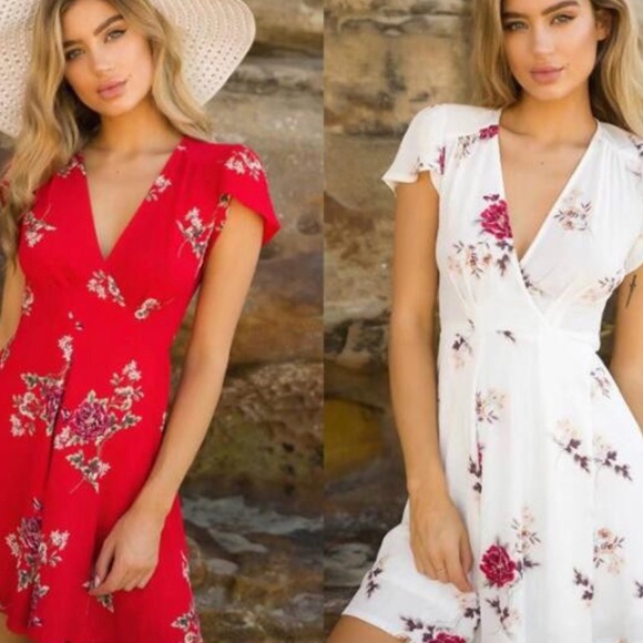 Dresses & Skirts - Romantic floral wrap dress